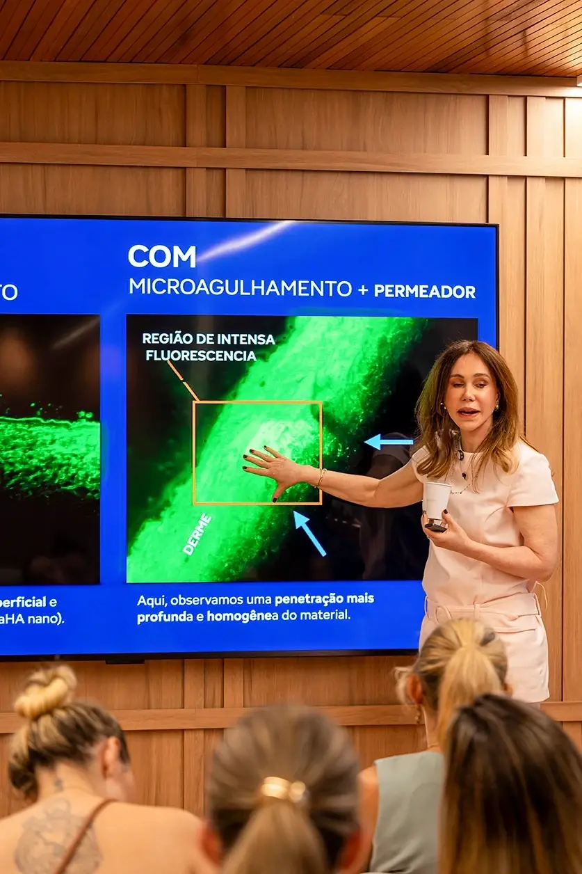 dra tereza scardua ministrando um workshop sobre pele na sede da facial academy
