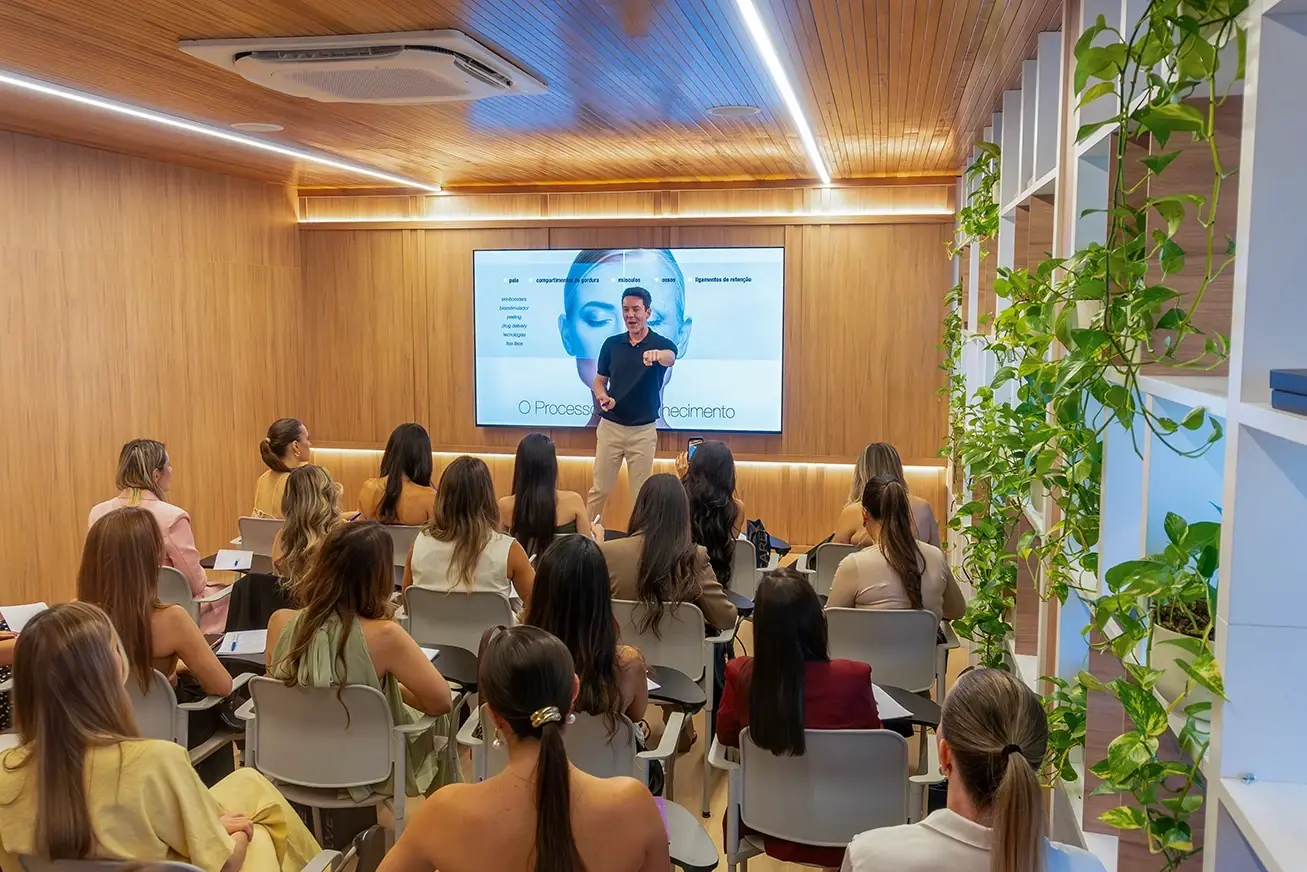 Palestra com o dr wagner na sede da facial academy durante um workshop presencial