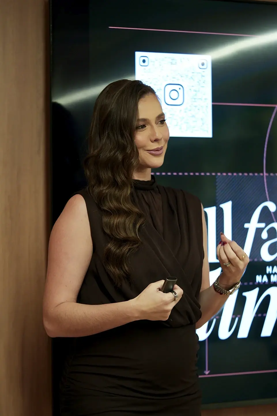 dra rafaela mattana realizando um workshop de fullface na sede da facial academy